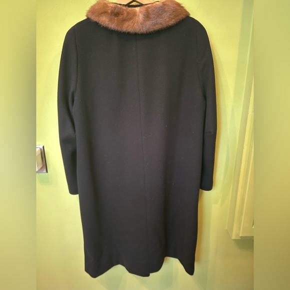 Elegant Vintage Black Wool Coat with Mink Collar - Picture 2 of 6